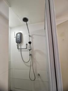 y baño con ducha con cabezal de ducha. en Fahrenheit Pavillion BY Celine Stay en Kuala Lumpur