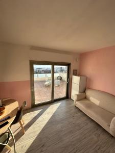 een kamer met een bed, een bureau en een koelkast bij Giroloft in Cagliari