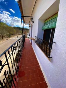 Un balcón de un edificio con una valla y una calle en Casa agradable el Cañavate, en El Cañavate