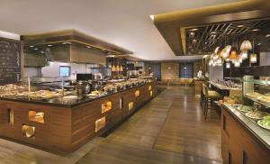 リヤドにあるDoubleTree by Hilton Hotel Riyadh - Al Muroj Business Gateのビュッフェ式料理のレストラン