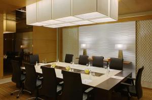 uma sala de conferências com uma grande mesa e cadeiras em DoubleTree by Hilton Hotel Riyadh - Al Muroj Business Gate em Riyadh