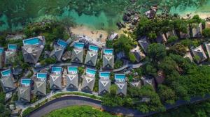 Luftblick auf ein Resort mit blauen Dächern in der Unterkunft Hilton Seychelles Northolme Resort & Spa in Beau Vallon