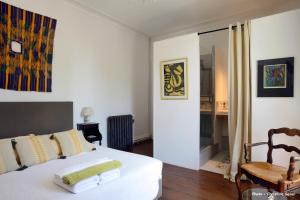Un Nid en Camargue في سالين دي جيرو: غرفة نوم عليها سرير وفوط