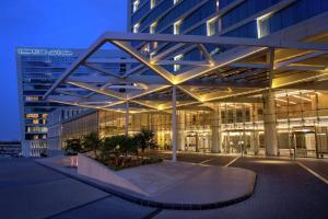 un grand bâtiment avec un skatepark en face de celui-ci dans l'établissement Hilton Riyadh Hotel & Residences, à Riyad