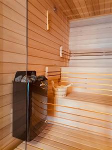 eine Sauna mit Badewanne und Eimer darin in der Unterkunft Zemunice Knezevic in Banja Luka