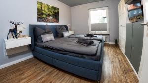 1 dormitorio con 1 cama azul en una habitación en Hexe IV, en Hohegeiss