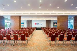 una sala de conferencias con sillas y un escenario en el medio en Hilton Garden Inn Tanger City Centre, en Tánger