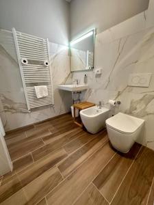 łazienka z umywalką, toaletą i lustrem w obiekcie HH Hermoso Housing ALESSANDRIA w mieście Alessandria +37 zdjęć