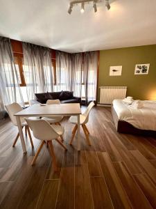 1 dormitorio con 1 cama, mesa y sillas en HH Hermoso Housing ALESSANDRIA, en Alessandria