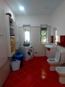 Un baño con inodoro y lavadora. en Vlore Casa Vacanze, en Vlorë