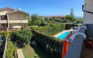 Blick auf den Pool von einem Haus aus in der Unterkunft Villetta relax fast wi-fi 9 Min porto Civitavecchia in Santa Marinella