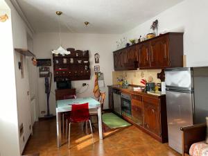 uma cozinha com uma mesa e um frigorífico em Ester Lakehouse, graziosa casa indipendente em Lierna