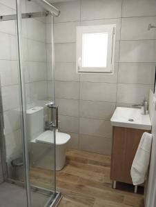 uma casa de banho com um chuveiro, um WC e um lavatório. em CAN’SELMA 2 em Chella