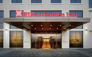 ein Gebäude mit einem Schild, das Infusion Garden Inn liest in der Unterkunft Hilton Garden Inn Al Jubail in Al-Dschubail