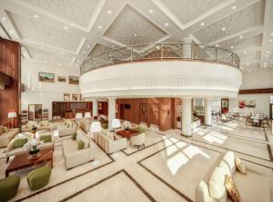 eine Lobby mit Sofas und Stühlen in einem Gebäude in der Unterkunft Hilton Garden Inn Al Jubail in Al-Dschubail