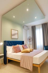 Bett mit blauem Kopfteil in einem Zimmer in der Unterkunft BARI SUPPA _ Terrace & Garden _ in Bari