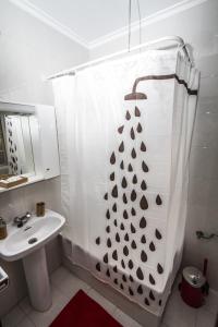 A bathroom at Dukes Habitaciones Még 37 kép