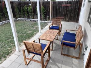 3 sillas, mesa y sillas en un patio en Cozy home away from home en Los Ángeles