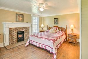 Tempat tidur dalam kamar di Charming Kentucky Farmhouse with Fire Pit and Grill!