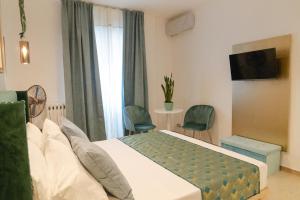 En eller flere senge i et værelse på BARI SUPPA _ Terrace & Garden _