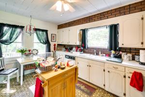 Η κουζίνα ή μικρή κουζίνα στο Hot Springs Vacation Rental about 2 Mi to Downtown