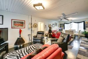 Μια τηλεόραση ή/και κέντρο ψυχαγωγίας στο Hot Springs Vacation Rental about 2 Mi to Downtown