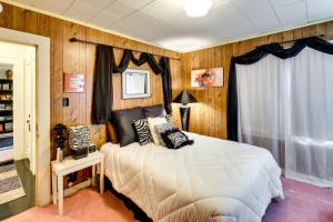 Ένα ή περισσότερα κρεβάτια σε δωμάτιο στο Hot Springs Vacation Rental about 2 Mi to Downtown