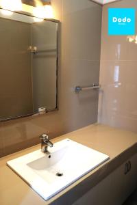 a bathroom with a sink and a mirror at Torre con alberca a 1 cuadra de la playa in Mazatlán