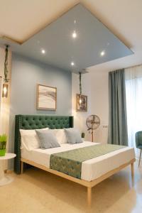 BARI SUPPA _ Terrace & Garden _ في باري: غرفة نوم بسرير كبير في غرفة