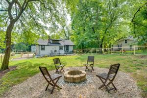 Welcoming Williams Bay Cottage with Deck and Fire Pit!