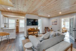 ein Wohnzimmer mit einem Sofa und einer Küche in der Unterkunft Welcoming Williams Bay Cottage with Deck and Fire Pit! in Lake Geneva