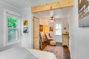 ein Schlafzimmer mit einem Bett und einem Schreibtisch in einem Zimmer in der Unterkunft Welcoming Williams Bay Cottage with Deck and Fire Pit! in Lake Geneva