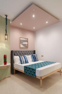 巴里的住宿－BARI SUPPA _ Terrace & Garden _，一间卧室,卧室内配有一张大床