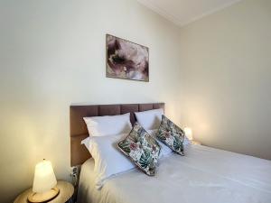 - une chambre avec un lit et 2 oreillers dans l'établissement Sea & Mountain by Atlantic Holiday, à Funchal