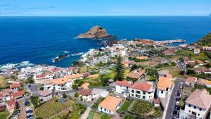 - une vue aérienne sur une ville à côté de l'océan dans l'établissement Sea & Mountain by Atlantic Holiday, à Funchal