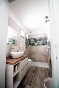 ein Bad mit einem Waschbecken und einer Dusche in der Unterkunft Casa Vacanze in Salento A casa di Benedetta in Squinzano