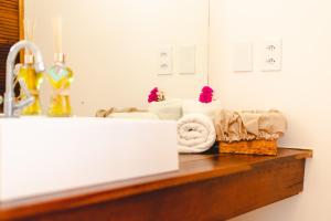 un bagno con lavandino e asciugamani su un bancone di Chalet du Kite a Prea