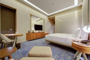 TV a/nebo společenská místnost v ubytování DoubleTree by Hilton Adana