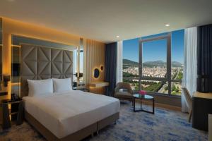 DoubleTree by Hilton Manisa客房内的一张或多张床位