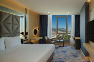 DoubleTree by Hilton Manisa客房内的一张或多张床位