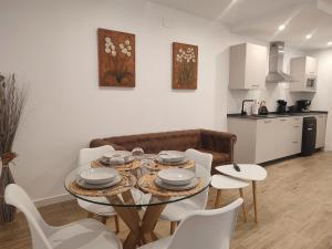 - une salle à manger et une cuisine avec une table et des chaises dans l'établissement Apartamento Inés y Manolo, à Cordoue