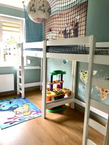 a bunk bed room with a bunk bed with a bunk bedewayewayangeringangering at Mieszkanie z ogródkiem in Wrocław