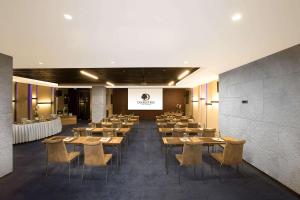 une salle à manger avec des tables, des chaises et un écran dans l'établissement DoubleTree By Hilton Istanbul - Old Town, à Istanbul