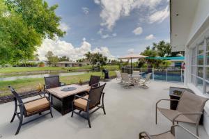un patio con mesa y sillas y vistas a un patio en Canal-Front Rotonda West Vacation Rental with Pool!, en Rotunda-West
