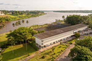 an aerial view of a building next to a river at Hostellerie de la Sanaga in Edéa