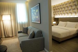 Postel nebo postele na pokoji v ubytování Doubletree By Hilton Pointe-Noire City Centre