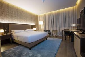 En eller flere senge i et værelse på Doubletree By Hilton Pointe-Noire City Centre