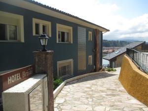 un bâtiment avec un éclairage de rue sur son côté dans l'établissement Hotel Brisas del Sella, à Ribadesella