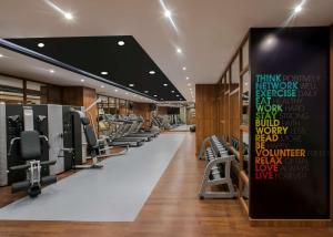 Doubletree By Hilton Elazig的健身中心和/或健身设施