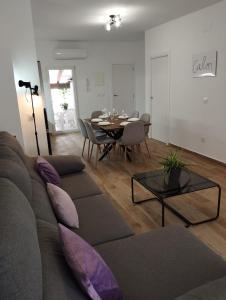 uma sala de estar com um sofá e uma mesa em CAN’SELMA 2 em Chella